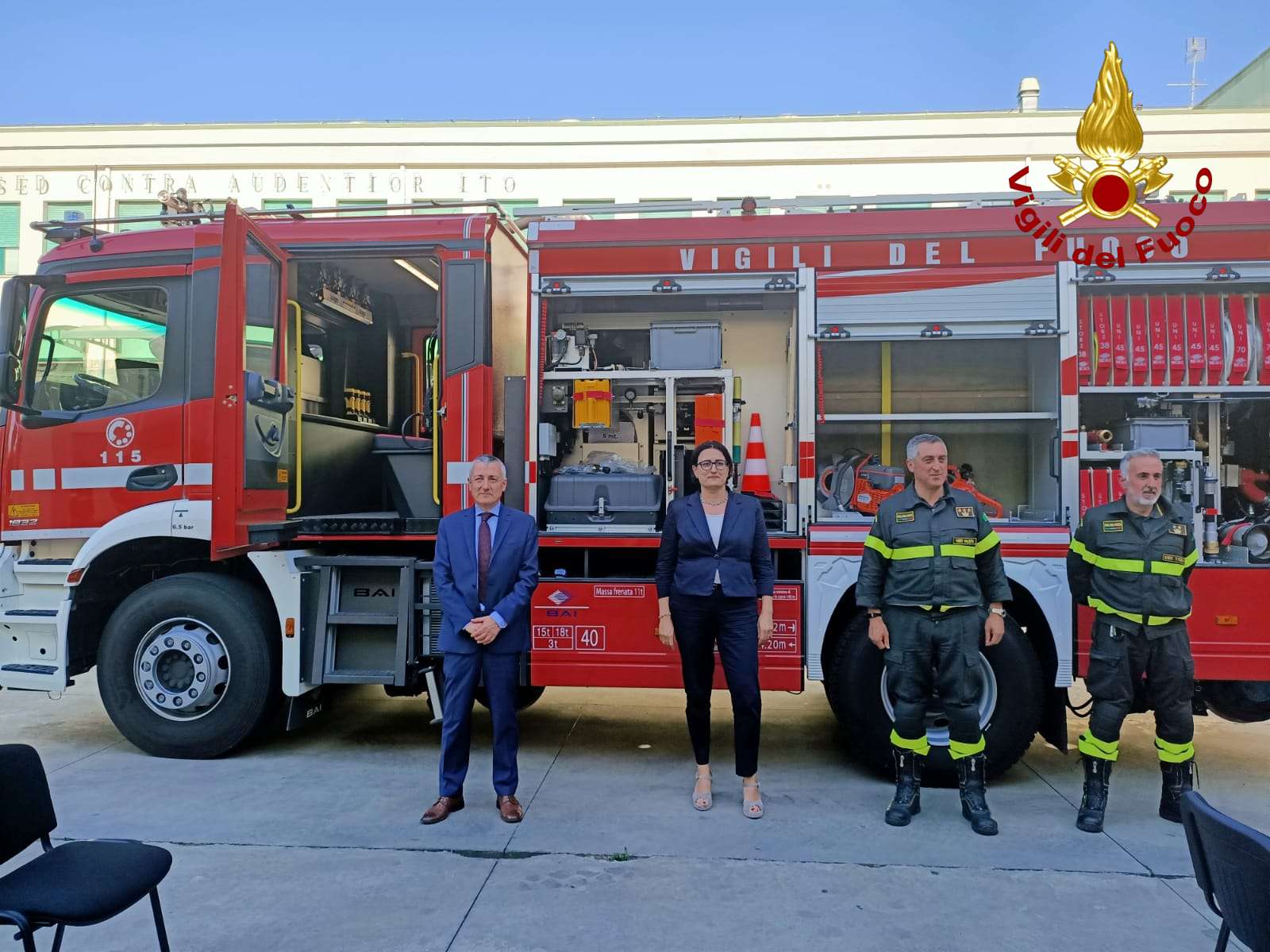 Il Comando Provinciale dei Vigili del Fuoco di Vibo Valentia presenta il nuovo automezzo Il Comando Provinciale dei Vigili del Fuoco di Vibo Valentia presenta il nuovo automezzo